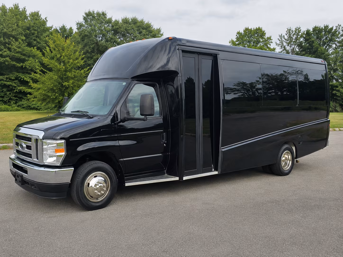 rent a bus in edinburg for pre prom dinners and group photos